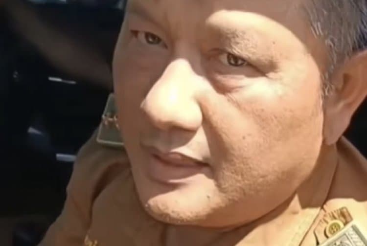 Viral! Selebgram dan Wartawan Diduga Dilarang Camat Bikin Konten Jalan Rusak di Bandar Lampung