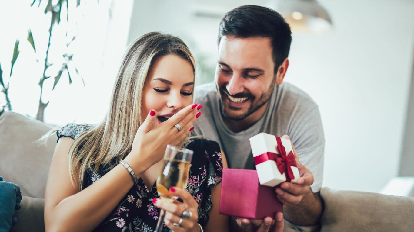 7 Rekomendasi Hadiah Anniversary Pernikahan yang Berkesan
