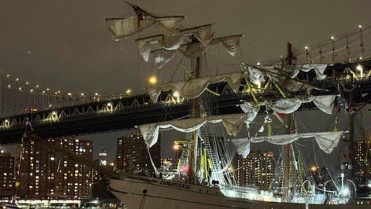 Kapal Latihan AL Meksiko Tabrak Jembatan Brooklyn, 2 Tewas dan 17 Luka
