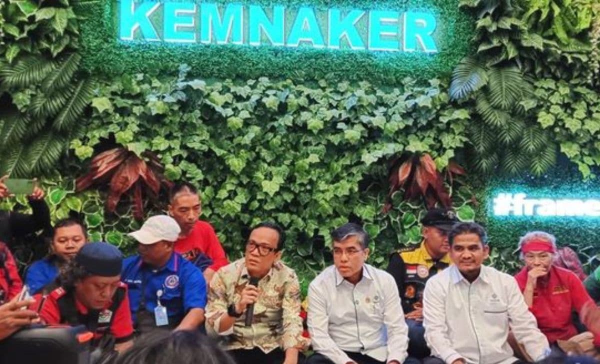 Driver Ojol Demo Tuntut THR, Menteri Ketenagakerjaan Lesehan Bareng Massa