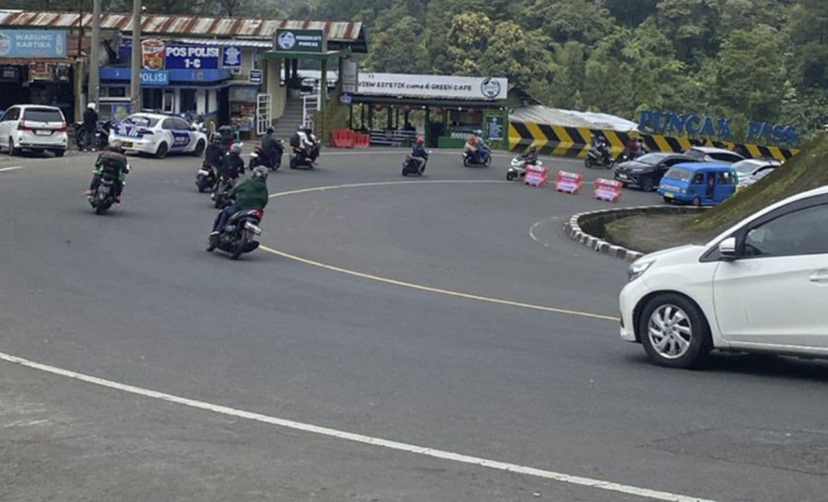 Arus Kendaraan di Puncak Cipanas Mengular, Sistem One Way Diberlakukan