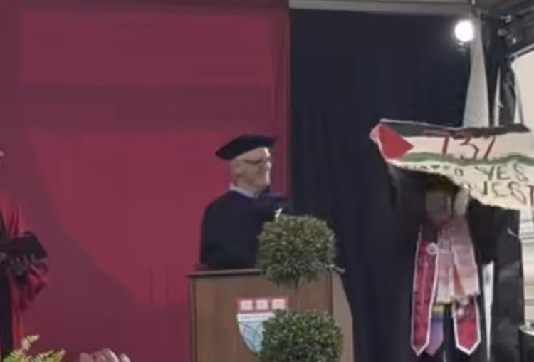 Wisudawan Harvard Teriakan 'Free Palestine' Saat Upacara Kelulusan