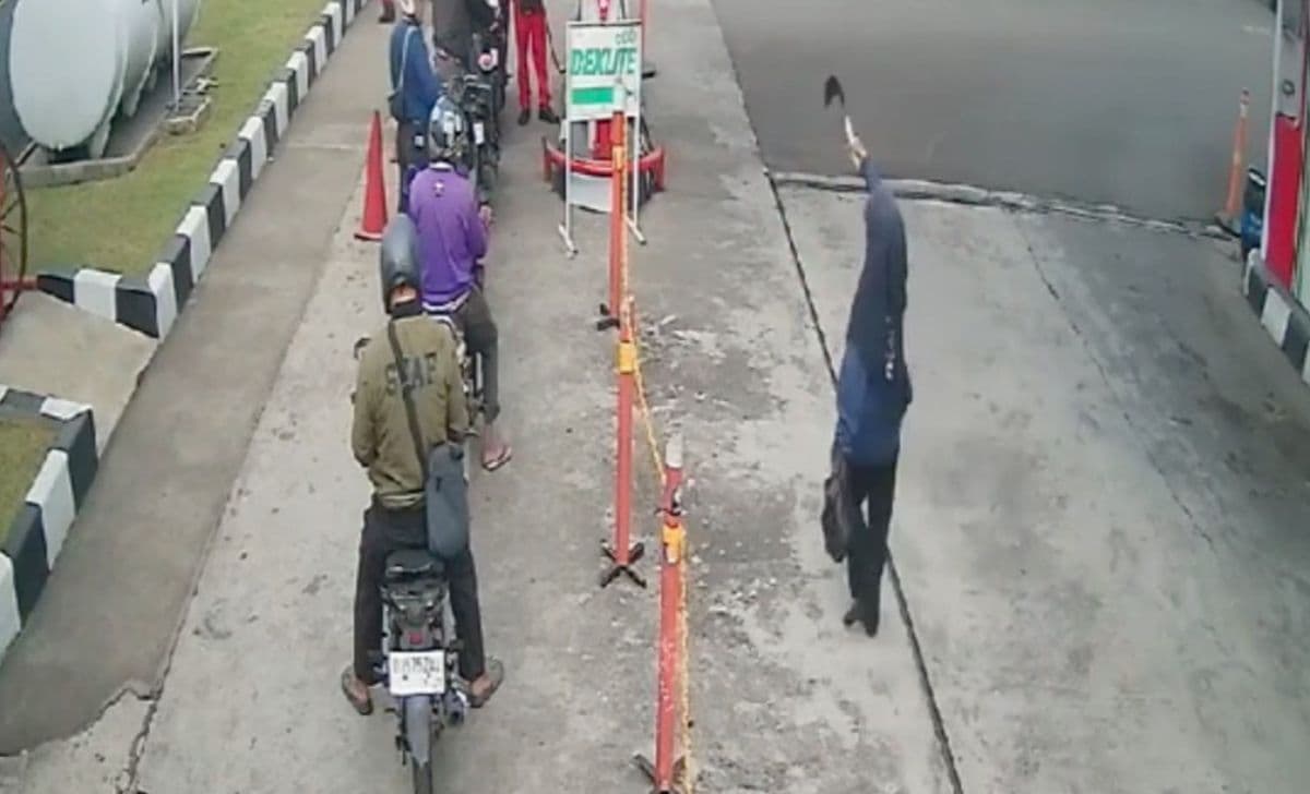 Emak-Emak Bawa Celurit Kejar Pegawai SPBU Cinunuk, Ternyata ODGJ