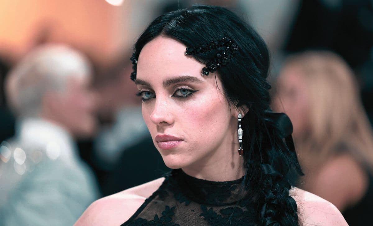 Makna Lagu Watch Billie Eilish, Lirik dan Terjemahannya