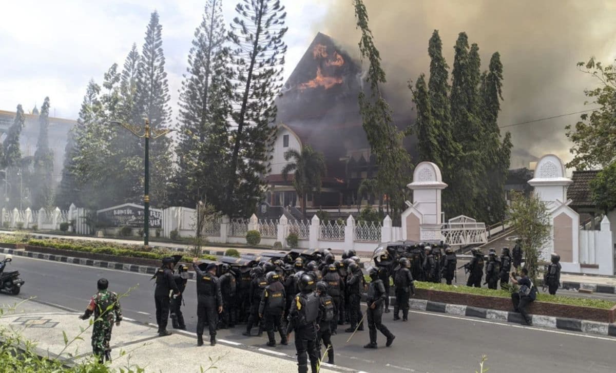 Gedung DPRD NTB Dibakar Massa Aksi, Api Berkobar di Dua Gedung