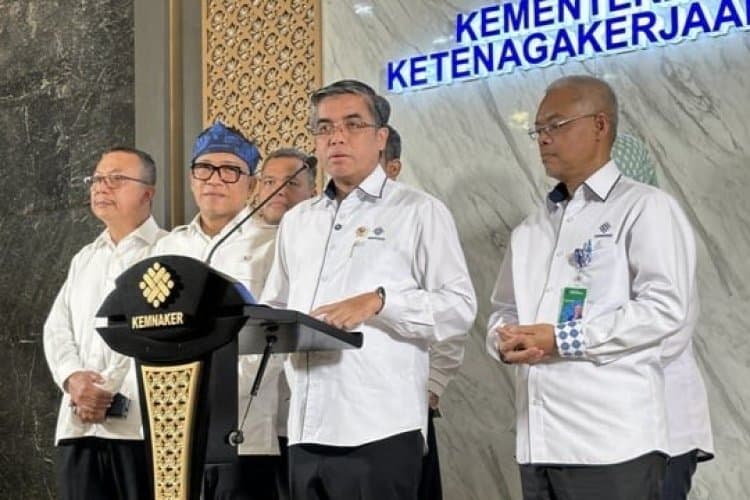 Menaker Terbitkan SE Larangan Penahanan Ijazah Pekerja