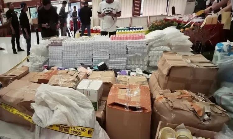 Polres Metro Bekasi Bongkar Pabrik Skincare Palsu, Delapan Tersangka Diamankan