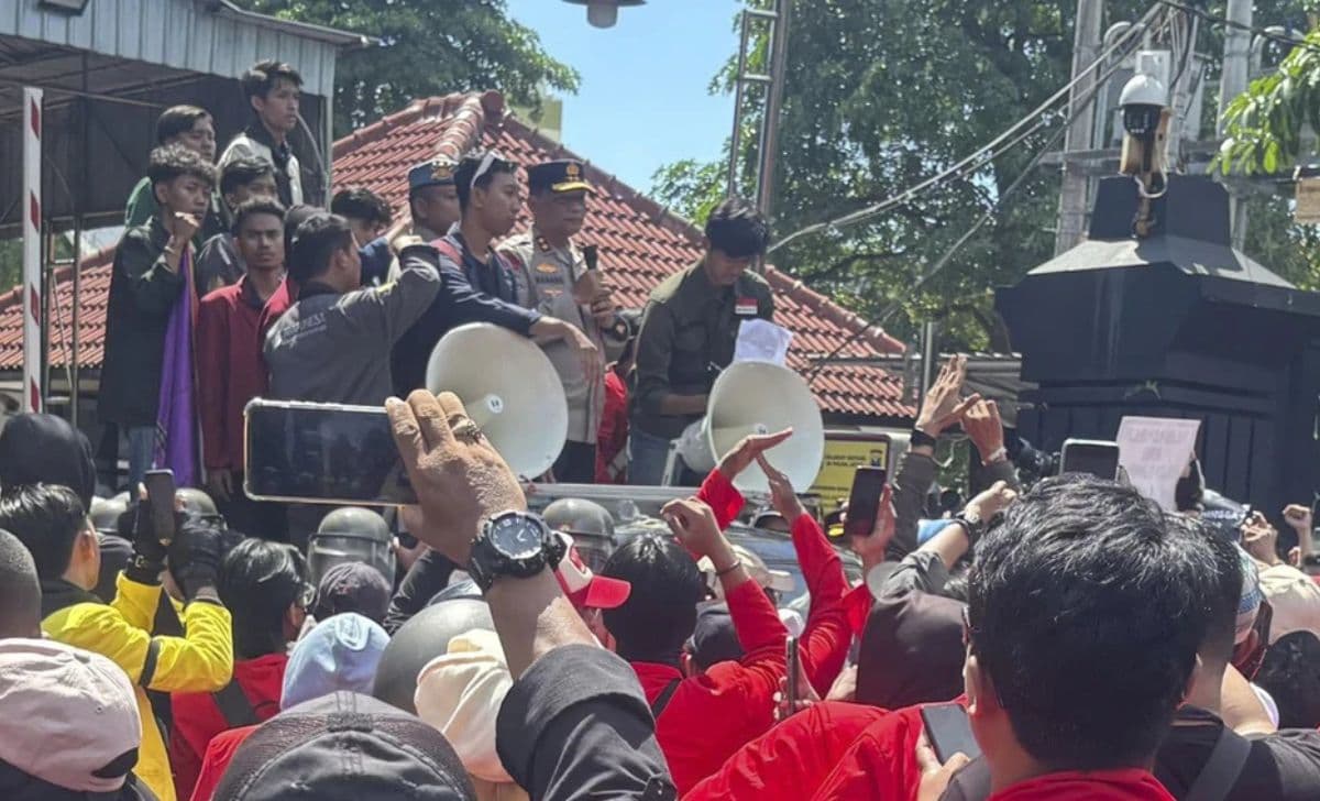 Mahasiswa Gelar Aksi "Reformasi Polri" di Depan Mapolda Jatim