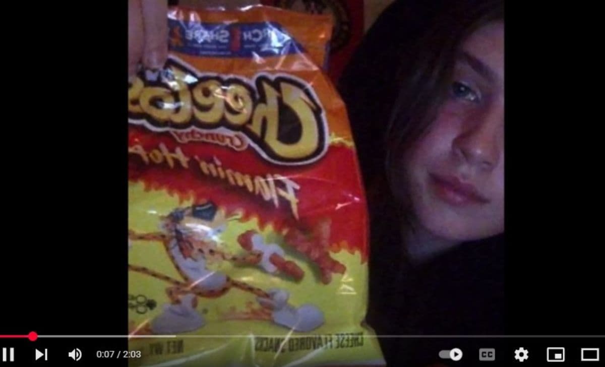 Makna Lagu Flaming Hot Cheetos oleh Clairo, Lirik dan Terjemahannya
