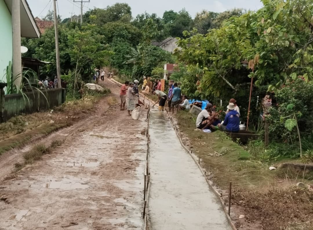 Tak Tersentuh Pemerintah, Warga Kampung Lebak Peniangan Perbaiki Jalan Secara Swadaya