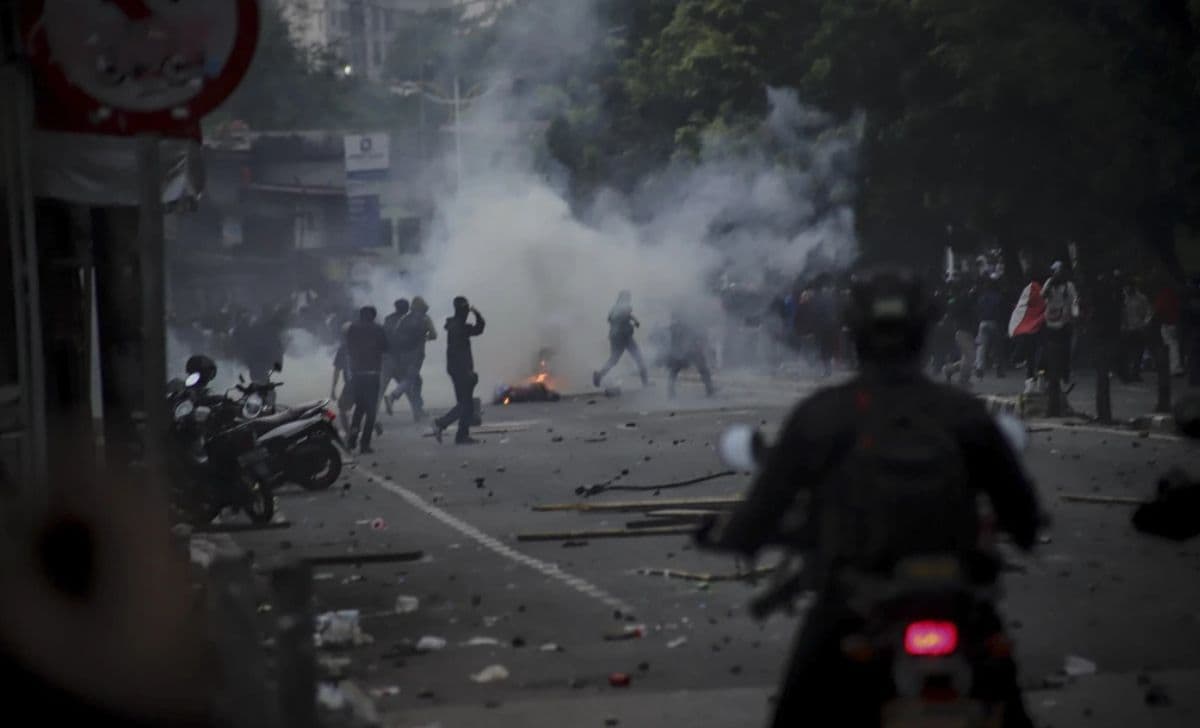 Demo Ricuh di Depan DPR/MPR, Massa Pelajar Terlibat Kejar-kejaran dengan Polisi