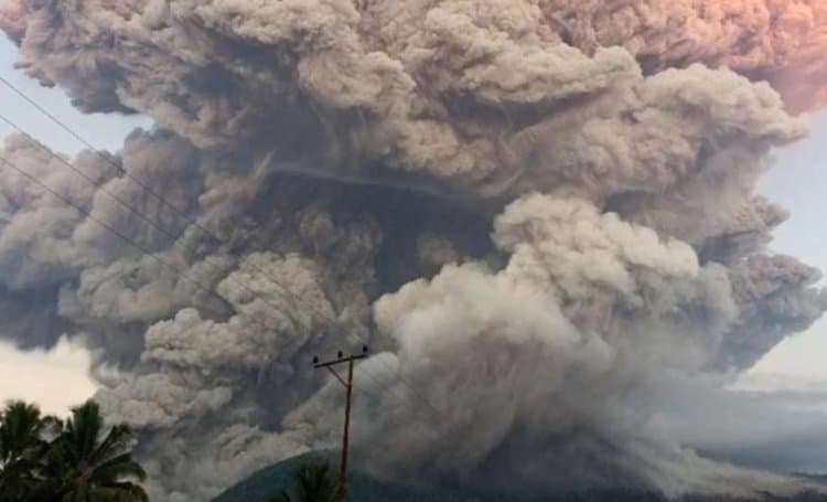 Gunung Lewotobi Laki-Laki Meletus Dahsyat, Warga Terjebak dalam Hujan Abu dan Kerikil