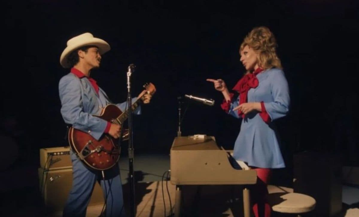 Makna Lagu Die with a Smile oleh Lady Gaga: Lebih dari Sekadar Lagu Cinta