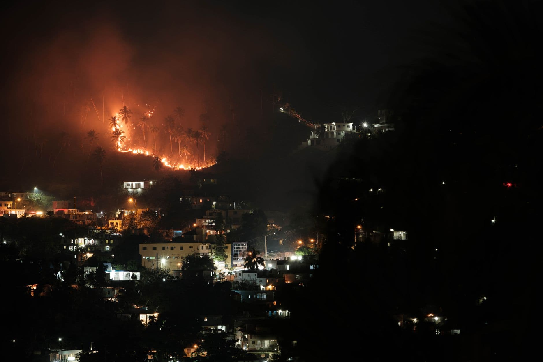 Major Fire in Bromo National Park: Cafes and Tourists at Risk!