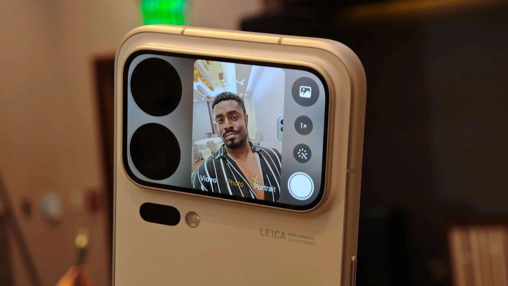 Selfie preview on the Xiamoi 18 Pro rear display