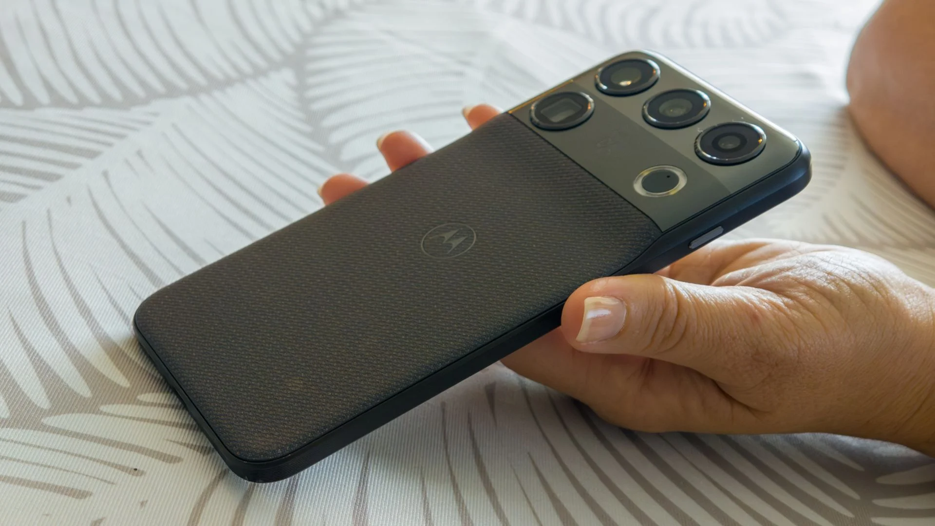 Motorola Signature 27: A Privacy-Focused Android Phone Powered by Snapdragon 8 Elite Extreme Gen 6