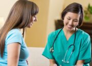 Melahirkan Lebih Baik dengan Dokter atau Bidan? Pilihan yang Tepat untuk Anda