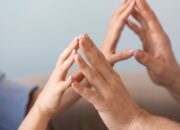 Physical Touch: Mengapa itu Penting?