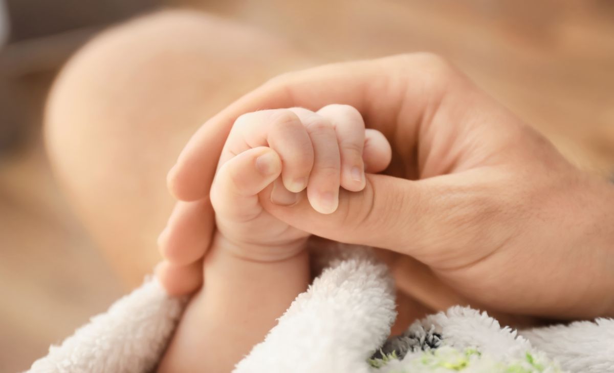 Kenapa Tangan Bayi Sering Mengepal