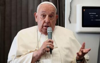 Diberi Oksigen Aliran Tinggi Paus Fransiskus Masih Alami Krisis Pernapasan