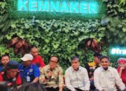 Driver Ojol Demo Tuntut THR, Menteri Ketenagakerjaan Lesehan Bareng Massa