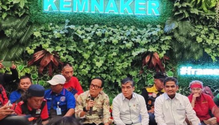 Driver Ojol Demo Tuntut THR, Menteri Ketenagakerjaan Lesehan Bareng Massa
