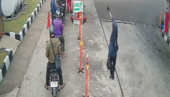 Emak-Emak Bawa Celurit Kejar Pegawai SPBU Cinunuk, Ternyata ODGJ