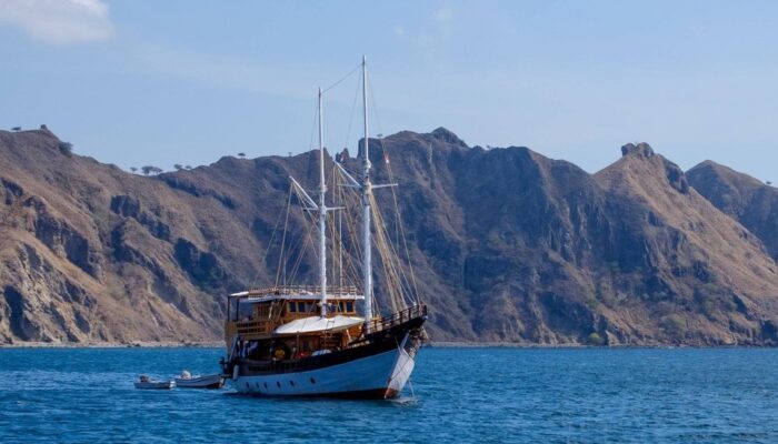 Kapal Wisata Kembali Diizinkan Berlayar ke Pink Beach dan Pulau Komodo