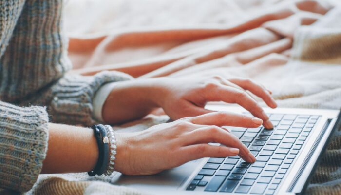 Perbedaan Paper dan Makalah: Mana yang Harus Kamu Tulis?