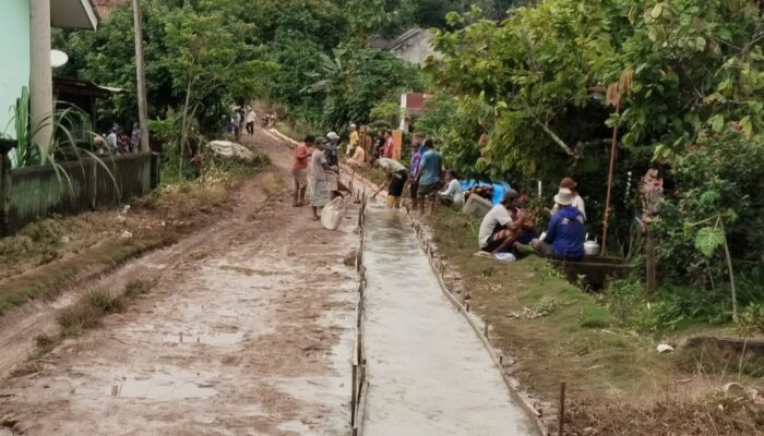 Tak Tersentuh Pemerintah, Warga Kampung Lebak Peniangan Perbaiki Jalan Secara Swadaya
