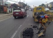 Perbaikan Jalan Pantura Karawang dengan Metode Tabur Aspal Dikritik Kurang Efektif