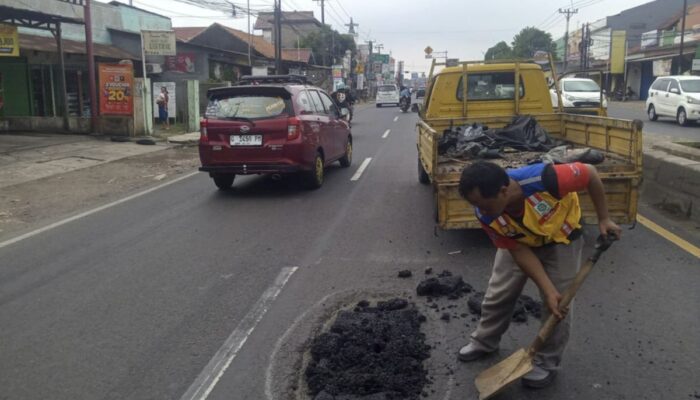 Perbaikan Jalan Pantura Karawang dengan Metode Tabur Aspal Dikritik Kurang Efektif