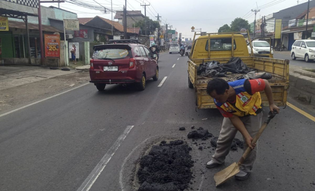 Perbaikan Jalan Pantura Karawang dengan Metode Tabur Aspal Dikritik Kurang Efektif