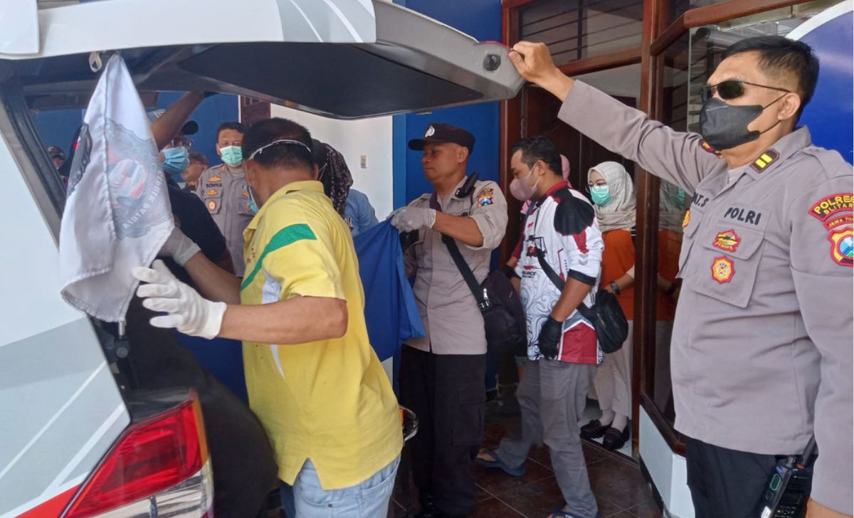 Proses evakuasi jasad Heri Sucahyo, yang ditemukan tewas di kantor DPD Partai NasDem Kabupaten Blitar, pada Jumat (21/3/2025). Foto: Dok. Polres Blitar Kota