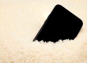 Ampuh dan Anti Panik! Ini Dia Cara Mengatasi HP Kemasukan Air dengan Beras