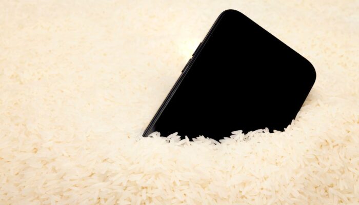 Ampuh dan Anti Panik! Ini Dia Cara Mengatasi HP Kemasukan Air dengan Beras