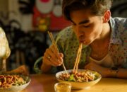 Hukum Makan Mengecap Menurut Islam, Gak Beradab!