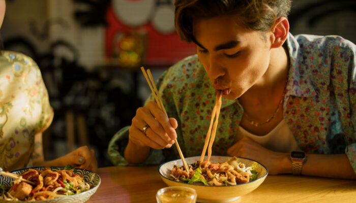 Hukum Makan Mengecap Menurut Islam, Gak Beradab!