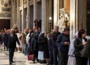 Ribuan Peziarah Penuhi Basilika untuk Menghormati Paus Fransiskus