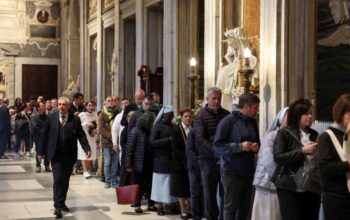 Ribuan Peziarah Penuhi Basilika untuk Menghormati Paus Fransiskus_11zon