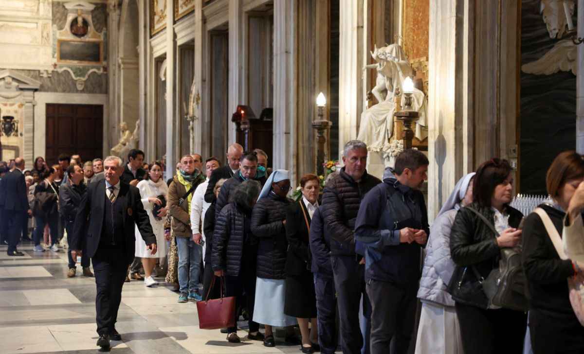 Ribuan Peziarah Penuhi Basilika untuk Menghormati Paus Fransiskus_11zon