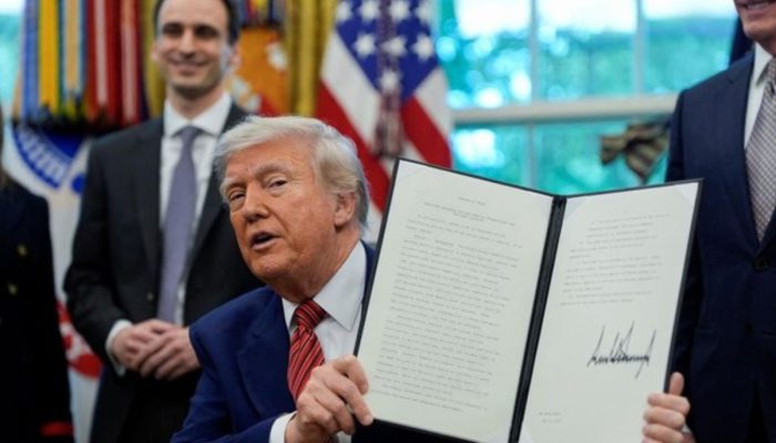 Trump Ancam Tarif 25 Persen untuk Apple dan Samsung, Harga Ponsel Global Terancam Naik