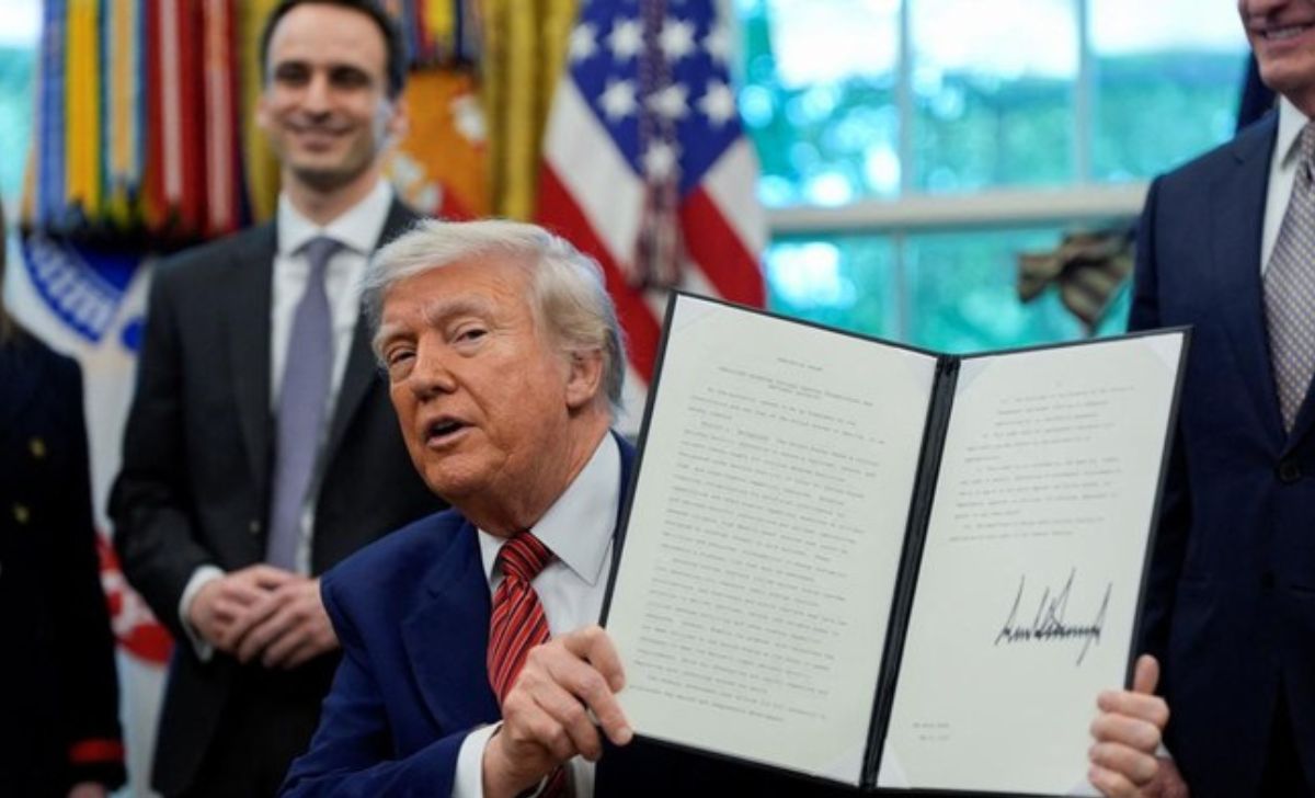 Trump Ancam Tarif 25 Persen untuk Apple dan Samsung