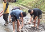 Warga Dusun Clowok Gotong Royong Perbaiki Jalan Rusak