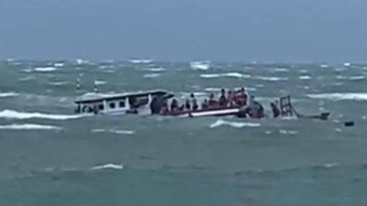 Tujuh Tewas dalam Tragedi Tenggelamnya Kapal Wisata di Pantai Malabero Bengkulu