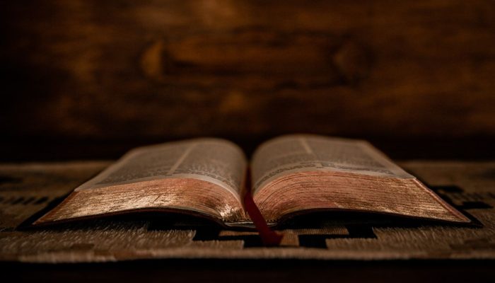 10 Hukum Taurat Terdapat dalam Kitab: Bukan Sekadar Aturan, Tapi Panduan Hidup!