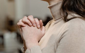 Doa Katolik untuk Arwah Orang yang Sudah Meninggal Panduan, Makna, dan Harapan Abadi