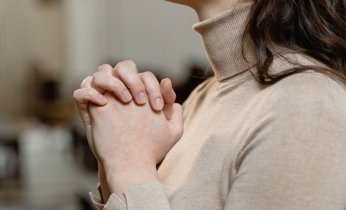 Doa Katolik untuk Arwah Orang yang Sudah Meninggal Panduan, Makna, dan Harapan Abadi