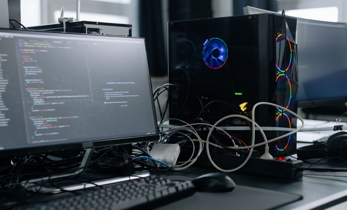 Perbedaan Hardware dan Software