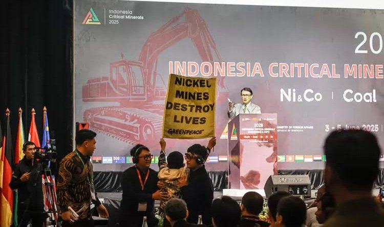 Greenpeace dan Anak Muda Papua Suarakan Derita Tambang Nikel di Tengah Konferensi Mineral Nasional